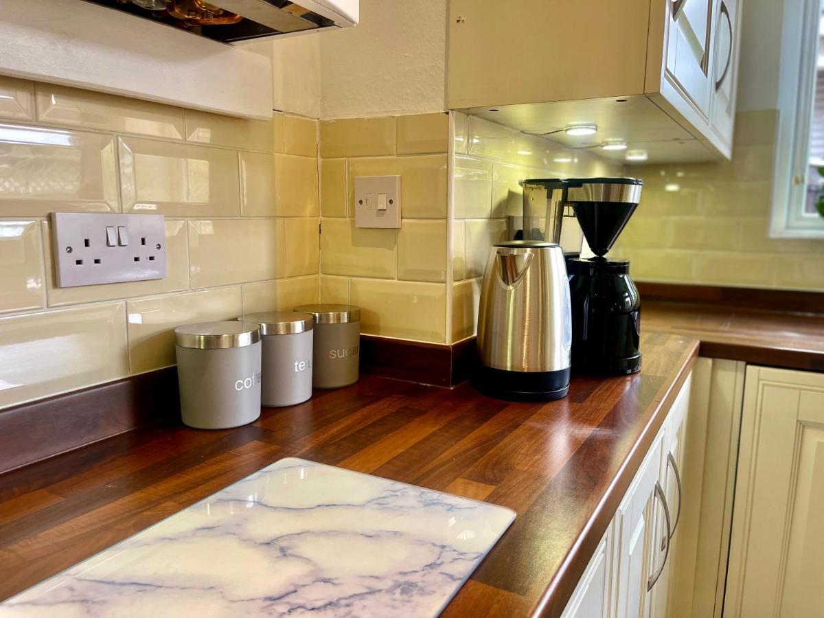 Stylish 3 Bed Chigwell Home With Free Parking Eksteriør billede