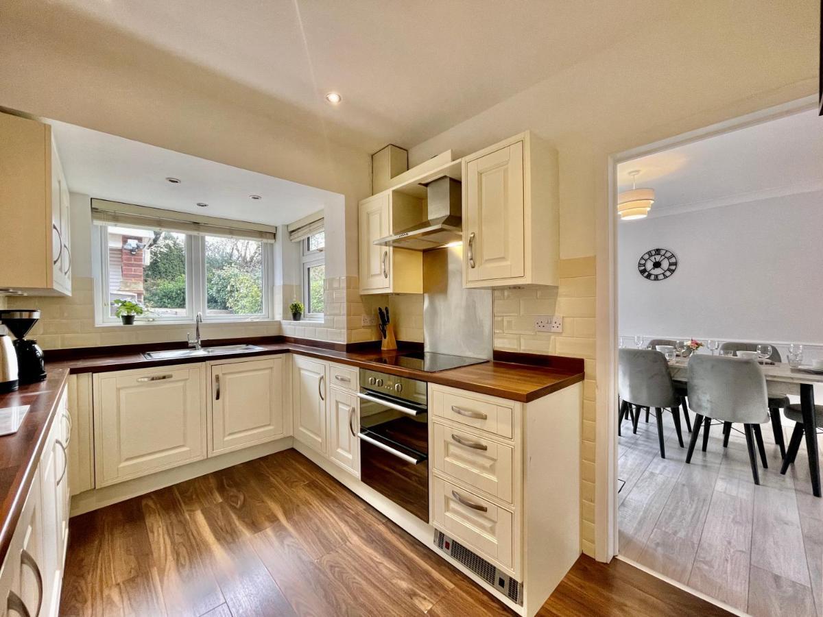Stylish 3 Bed Chigwell Home With Free Parking Eksteriør billede