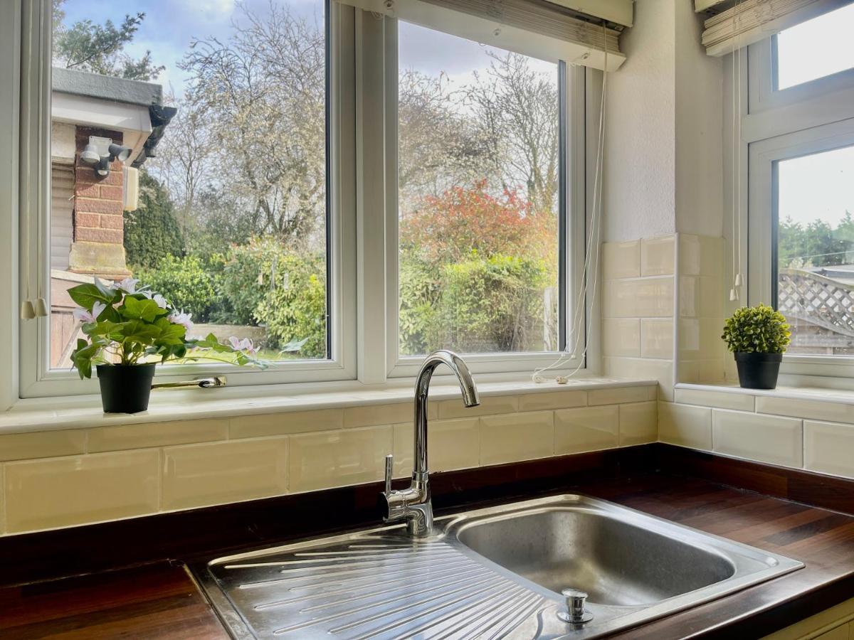 Stylish 3 Bed Chigwell Home With Free Parking Eksteriør billede