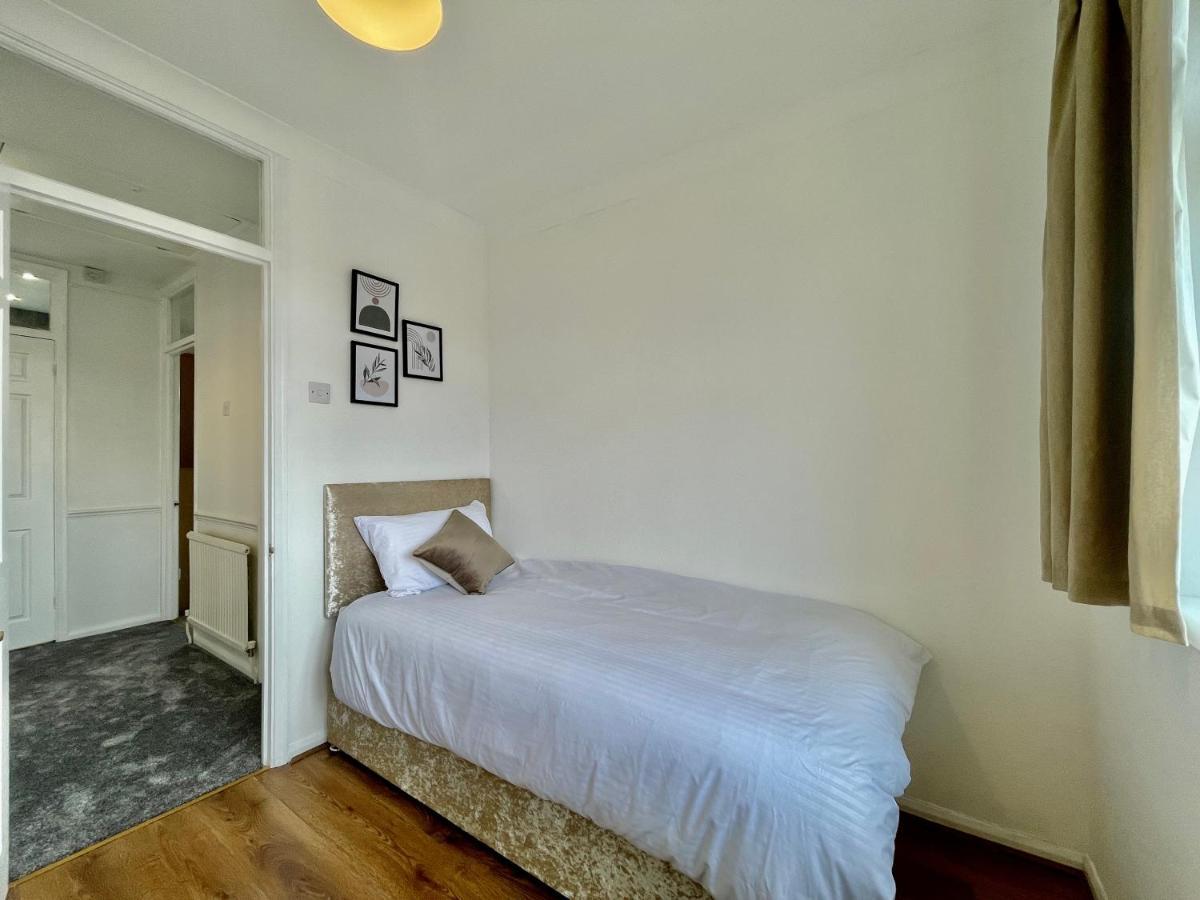 Stylish 3 Bed Chigwell Home With Free Parking Eksteriør billede