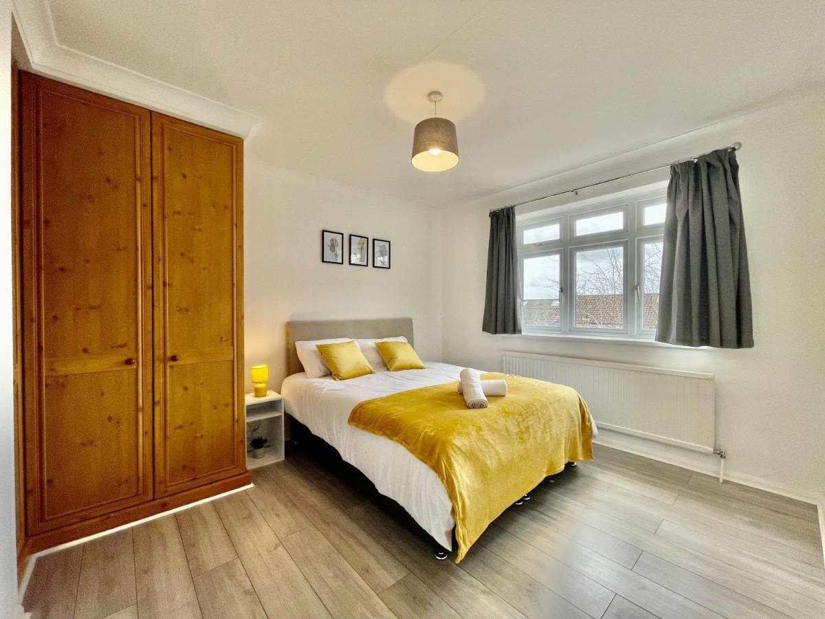 Stylish 3 Bed Chigwell Home With Free Parking Eksteriør billede