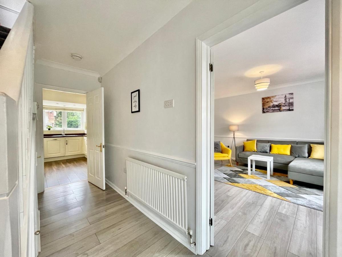 Stylish 3 Bed Chigwell Home With Free Parking Eksteriør billede