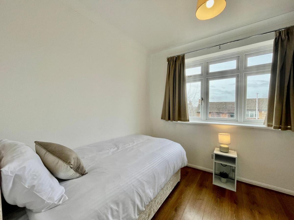 Stylish 3 Bed Chigwell Home With Free Parking Eksteriør billede