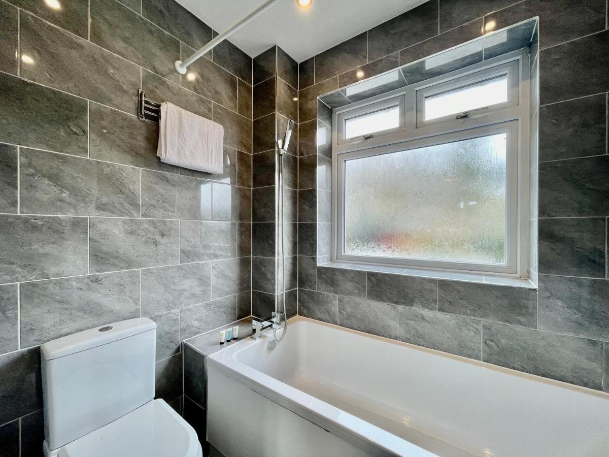 Stylish 3 Bed Chigwell Home With Free Parking Eksteriør billede