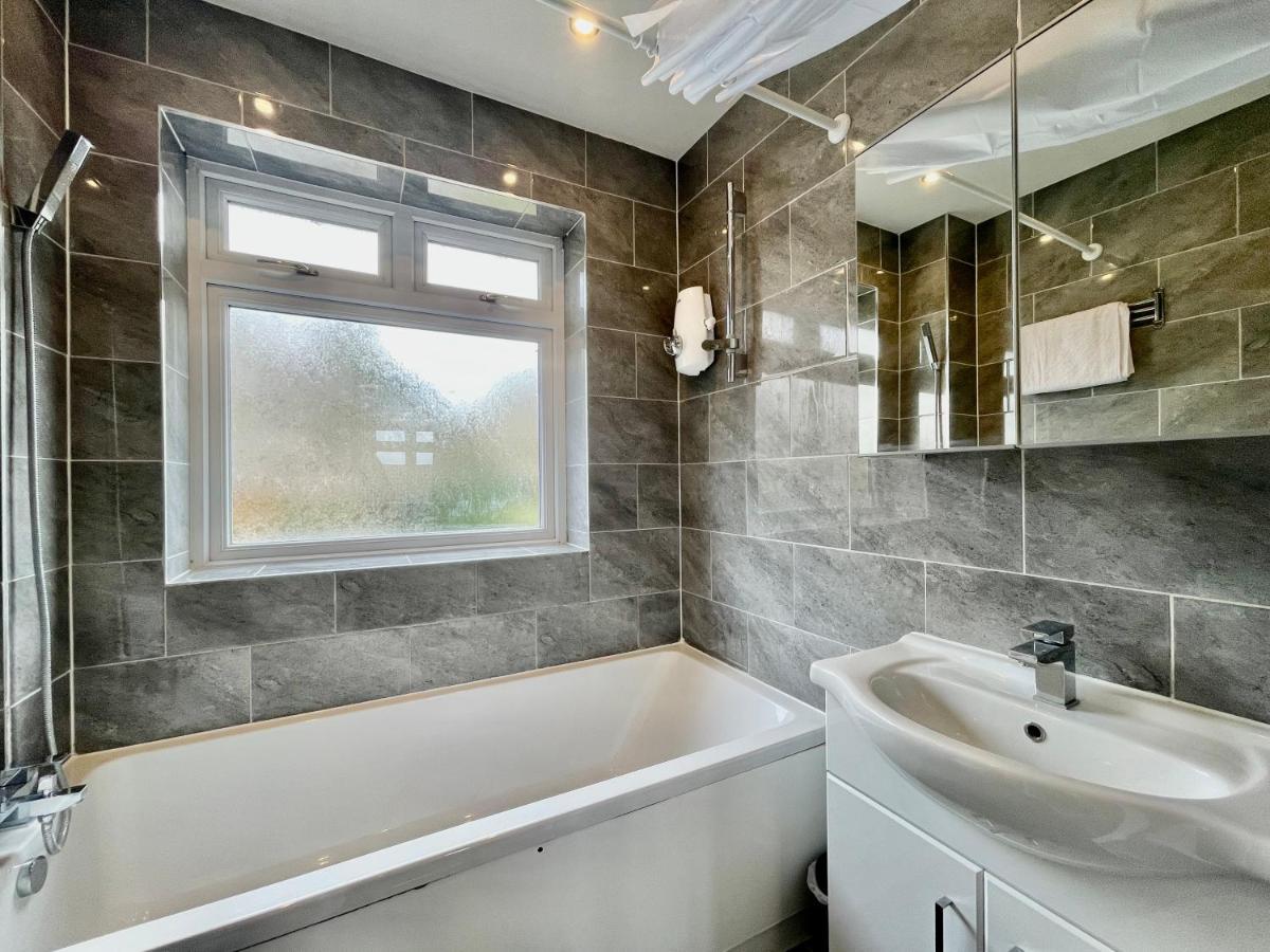 Stylish 3 Bed Chigwell Home With Free Parking Eksteriør billede